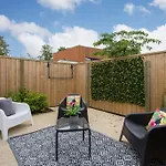 Luxury Style Free Street Parking Cbd Location