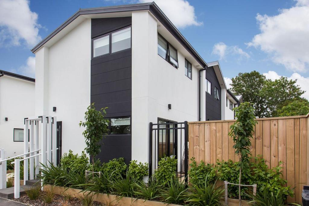Luxury Style Free Street Parking Cbd Location Apartment